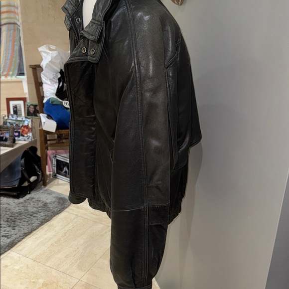 Men's Sleek Black Leather Bomber Jacket - Picture 4 of 15